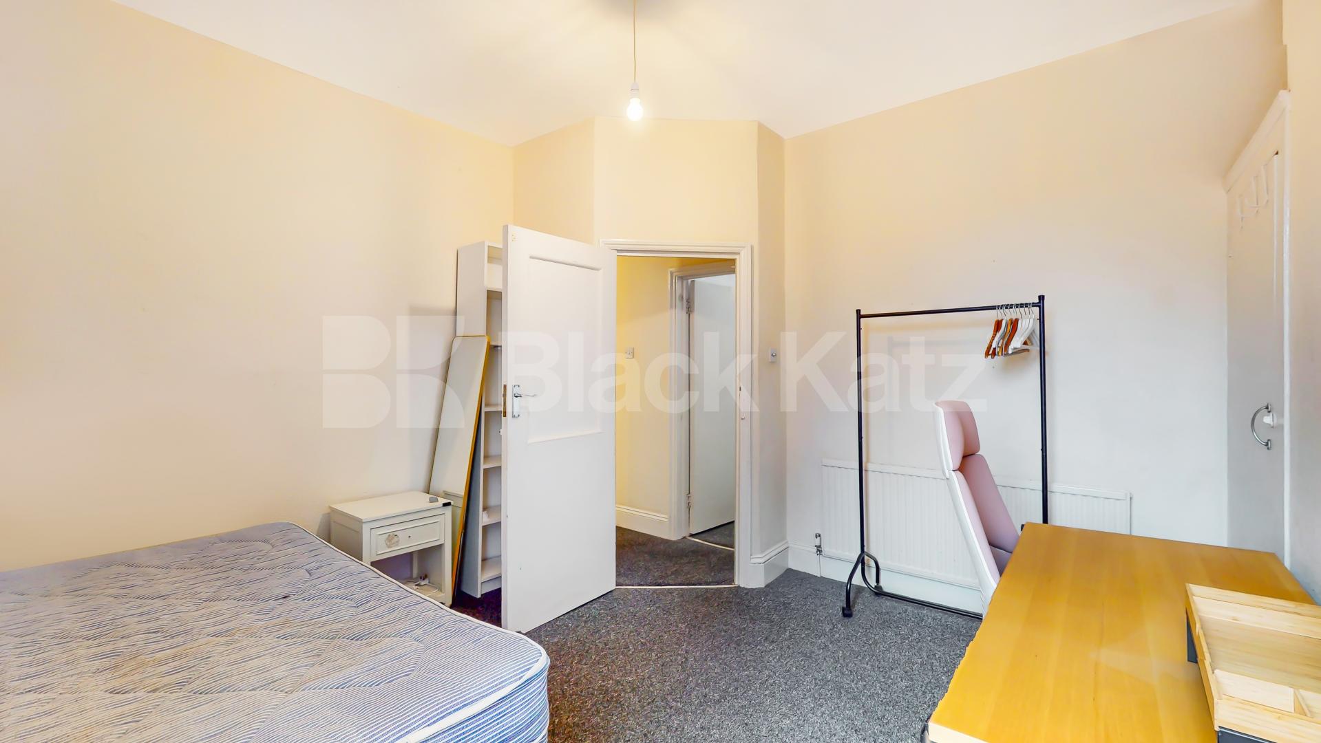 High ceilings, good storage space, modern kitchen & mins from tube Willoughby Road, Turnpike Lane